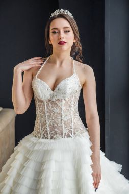 Gelinlik genç kadın