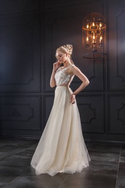 Gelinlik genç kadın