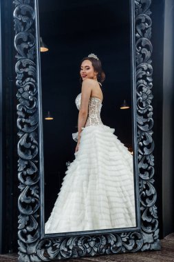 Gelinlik genç kadın