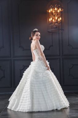 Gelinlik genç kadın