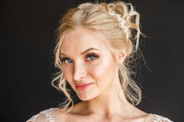 güzel bir genç kadın portresi Studio