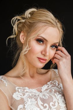 güzel bir genç kadın portresi Studio