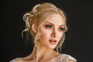 güzel bir genç kadın portresi Studio