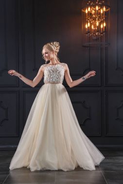 Gelinlik genç kadın