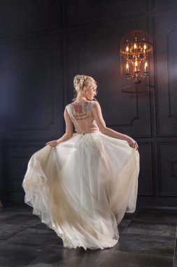 Gelinlik genç kadın