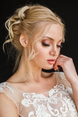 güzel bir genç kadın portresi Studio