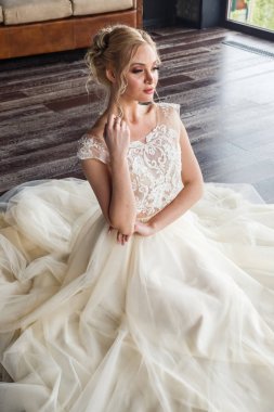 Gelinlik güzel genç kadın