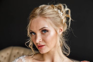 güzel bir genç kadın portresi Studio