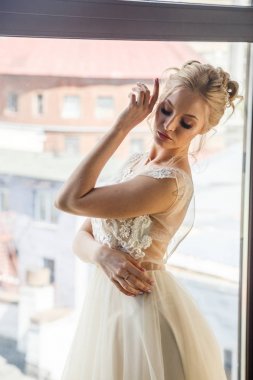 Gelinlik genç kadın