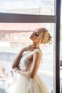 Gelinlik genç kadın