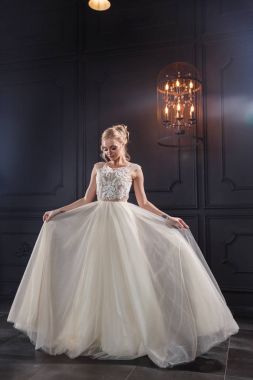 Gelinlik genç kadın