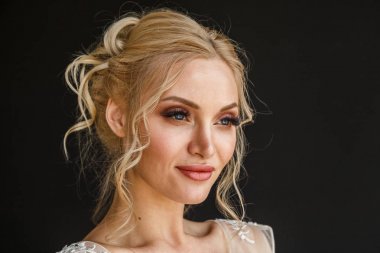 güzel bir genç kadın portresi Studio