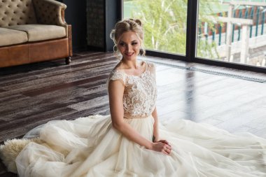 Gelinlik güzel genç kadın