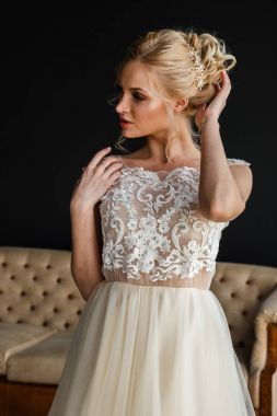 Gelinlik genç kadın