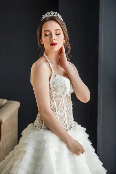 Mujer joven en vestido de novia — Foto de Stock