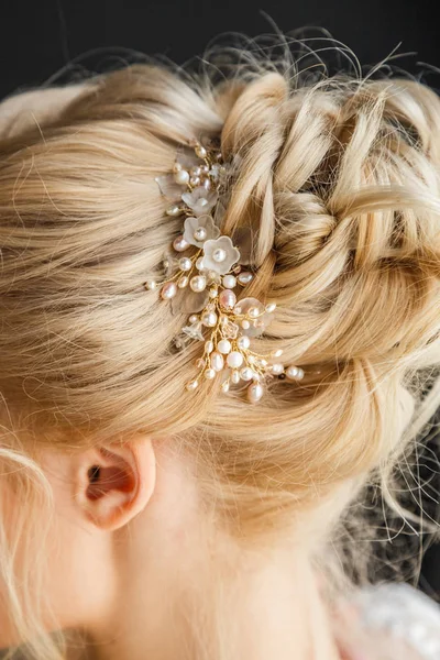 Mulher com penteado de casamento e acessórios — Fotografia de Stock