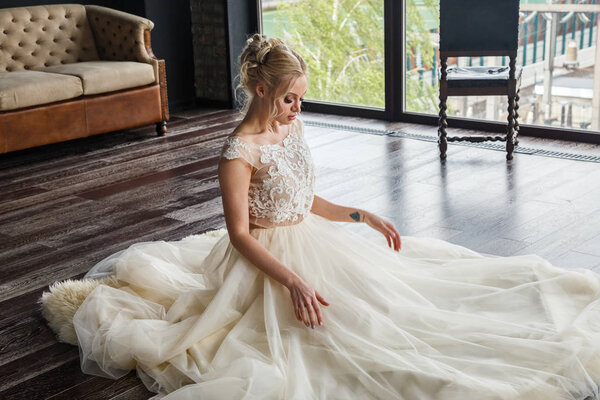 Красивая молодая женщина в свадебном платье
