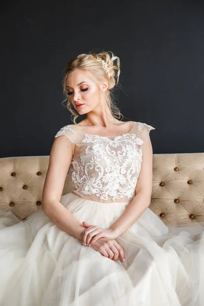 Молода жінка у весільній сукні — стокове фото