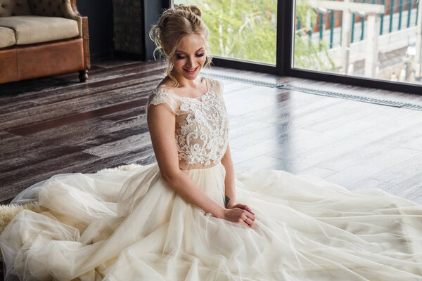 Красивая молодая женщина в свадебном платье
