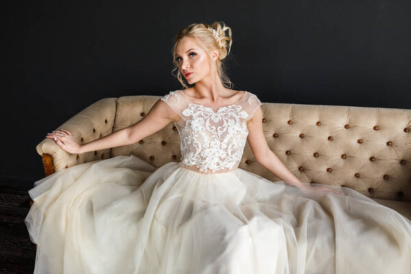 Молодая женщина в свадебном платье
