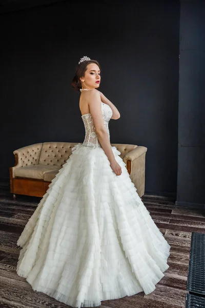 Mujer joven en vestido de novia — Foto de Stock