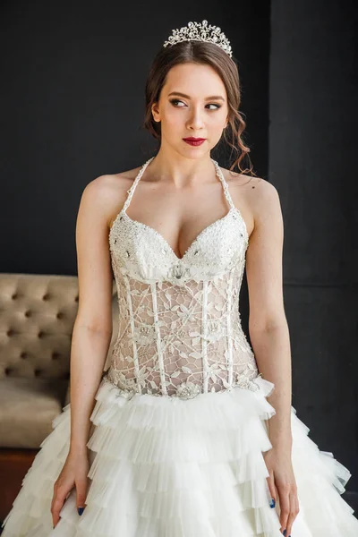 Fiatal nő esküvői ruha — Stock Fotó