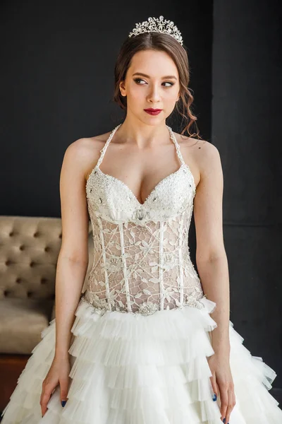 Jeune femme en robe de mariée — Photo