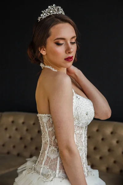 Mujer joven en vestido de novia — Foto de Stock