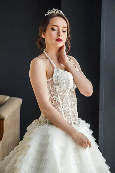 Jeune femme en robe de mariée — Photo