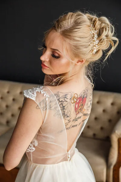 Mujer joven en vestido de novia — Foto de Stock