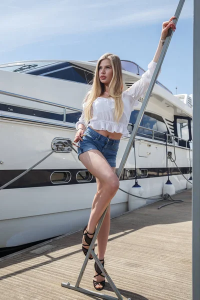 Beautiful woman posing near yacht — Stock Photo, Image