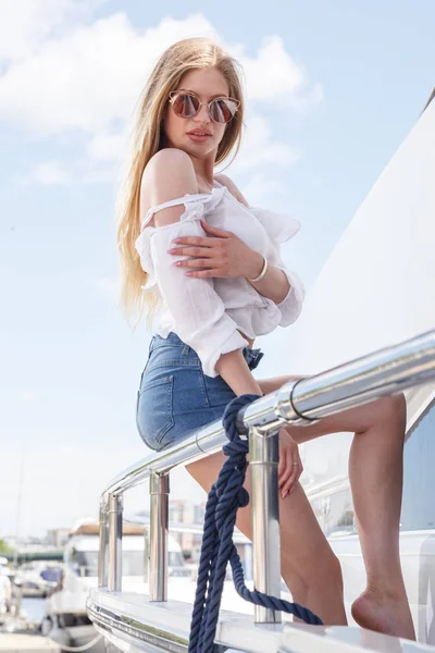 Bella donna posa vicino yacht — Foto Stock