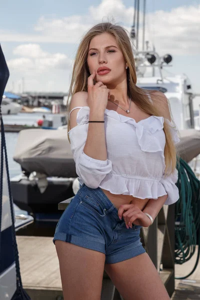 Belle femme posant près du yacht — Photo