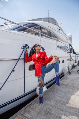  genç kadın yat poz  