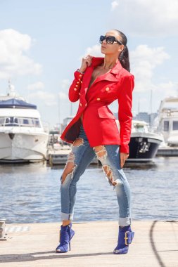 İskelede poz güzel genç kadın 