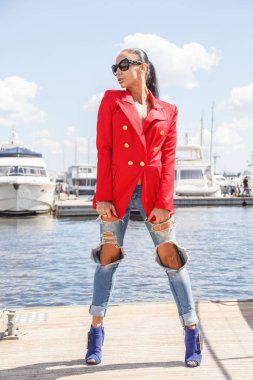 İskelede poz güzel genç kadın 