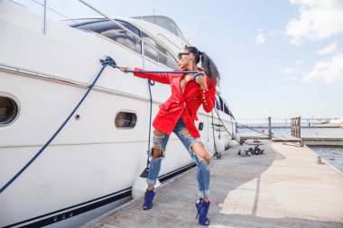  genç kadın yat poz  