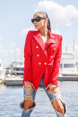 İskelede poz güzel genç kadın 