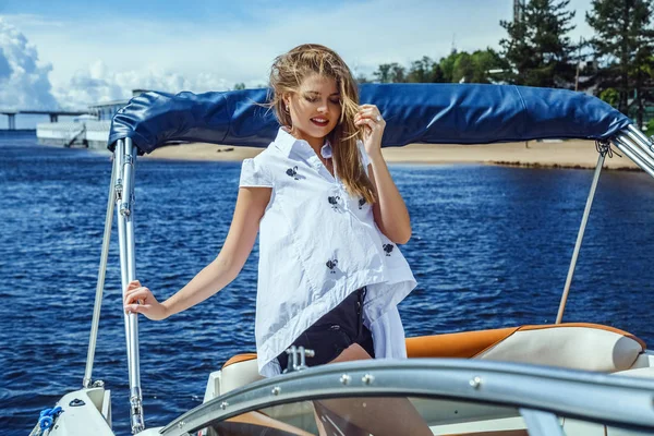 Mujer joven posando en yate — Foto de Stock