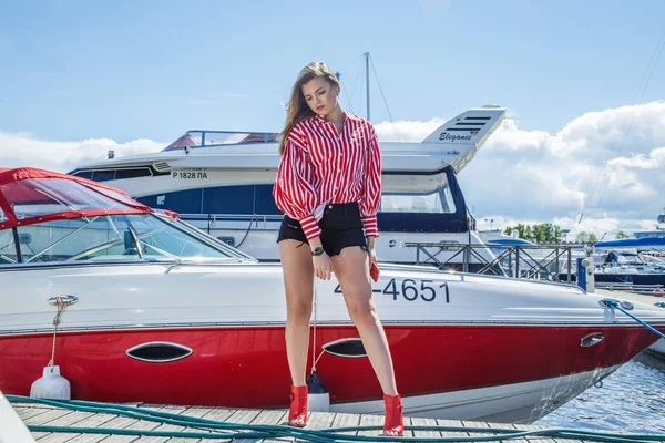 Fiatal nő pózol yacht közelében — Stock Fotó