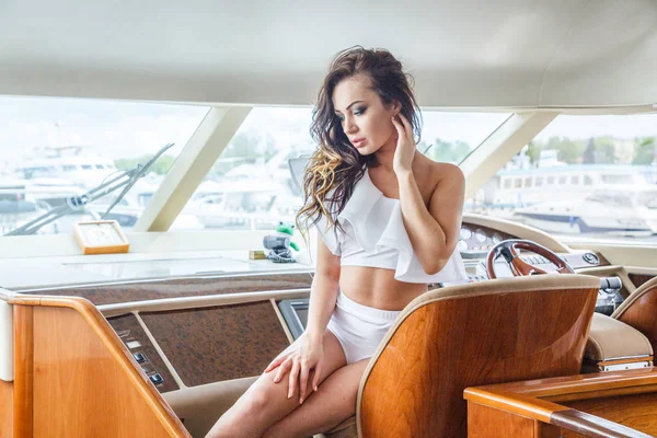 Молода жінка позує на яхті — стокове фото