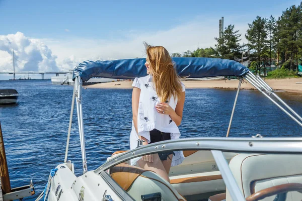 Ung kvinna poserar på yacht — Stockfoto