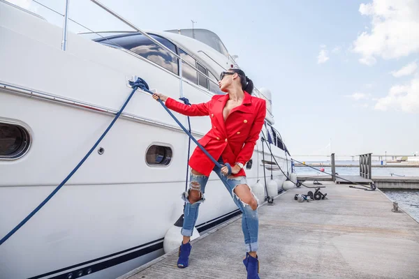 Mujer joven posando cerca del yate —  Fotos de Stock