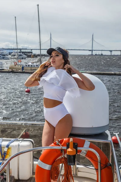 Fiatal nő pózol a jachton — Stock Fotó