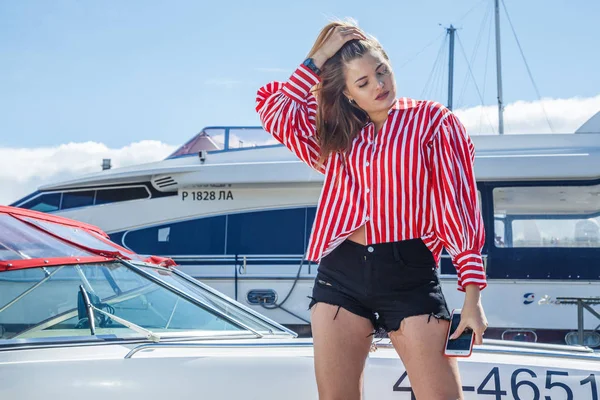 Mujer joven posando cerca del yate —  Fotos de Stock