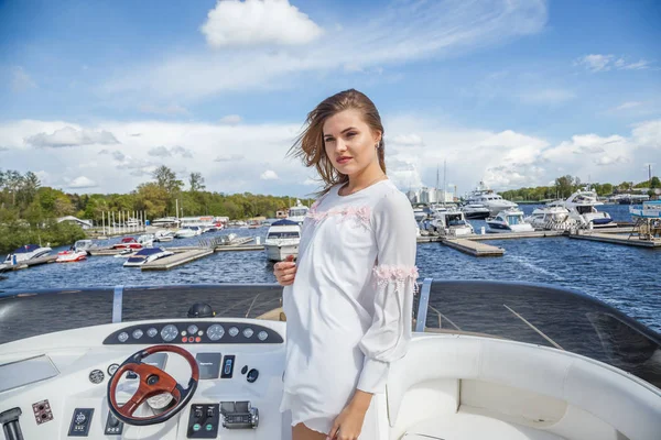 Mujer joven posando en yate — Foto de Stock