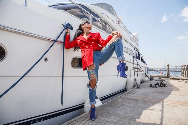 Ung kvinna poserar nära yacht — Stockfoto