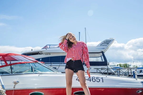 Fiatal nő pózol yacht közelében — Stock Fotó