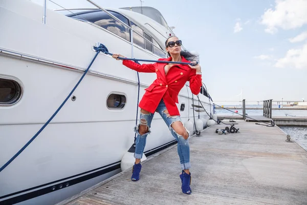 Mujer joven posando cerca del yate —  Fotos de Stock