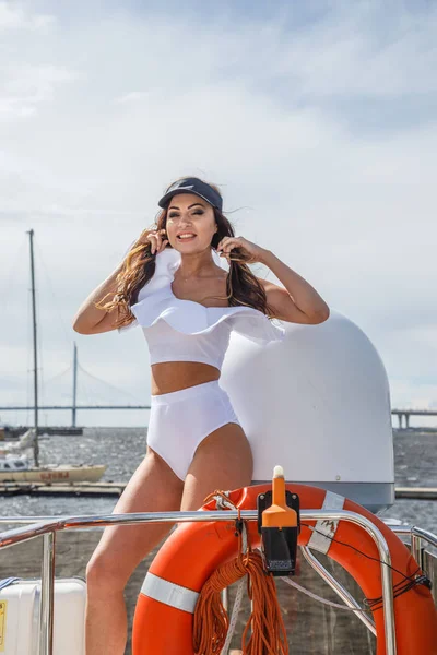 Ung kvinna poserar på yacht — Stockfoto